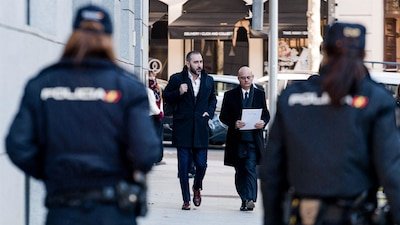 Efectivos policiales en dispositivo de control en Barcelona