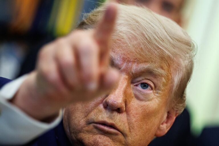 Donald Trump durante entrevista sobre reestructuración de inteligencia