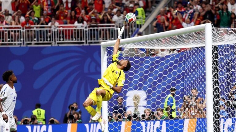 Sabri Lamouchi durante un partido de la selección de Túnez