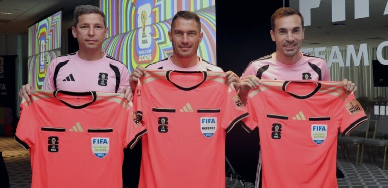 István Kovács con la camiseta del partido 1000 de la Copa del Mundo
