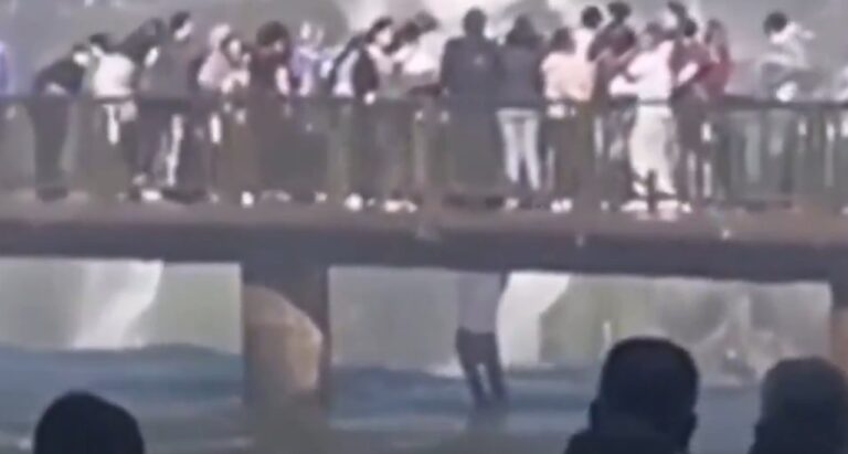 Turista saltando una valla en las Cataratas del Iguazú para recuperar su celular