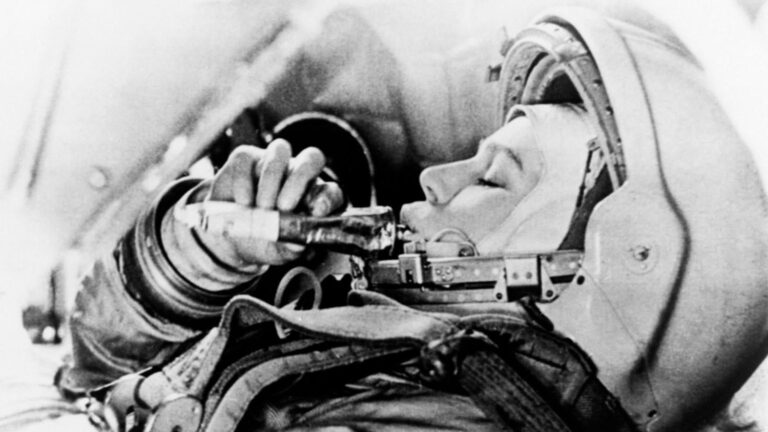 Valentina Tereshkova en traje de cosmonauta durante el entrenamiento para la misión Vostok 6