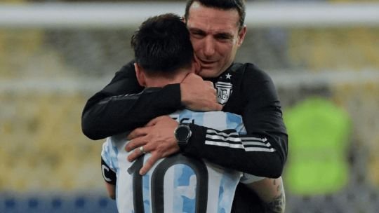 Lionel Messi y Lionel Scaloni abrazados en el césped del Estadio Lusail tras la final del Mundial de Qatar 2022