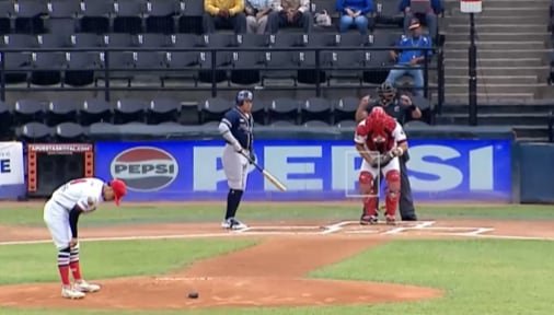 Jugadores de béisbol en el campo durante un terremoto en el Estadio Universitario de Caracas