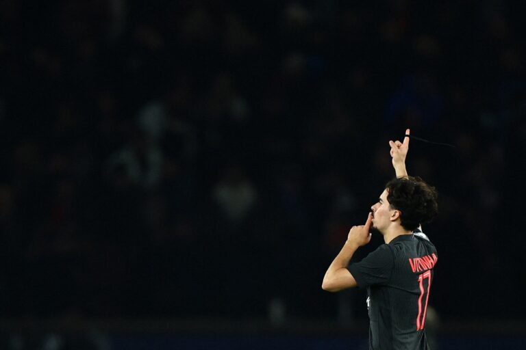 Vitinha, mediocampista del PSG, durante un partido