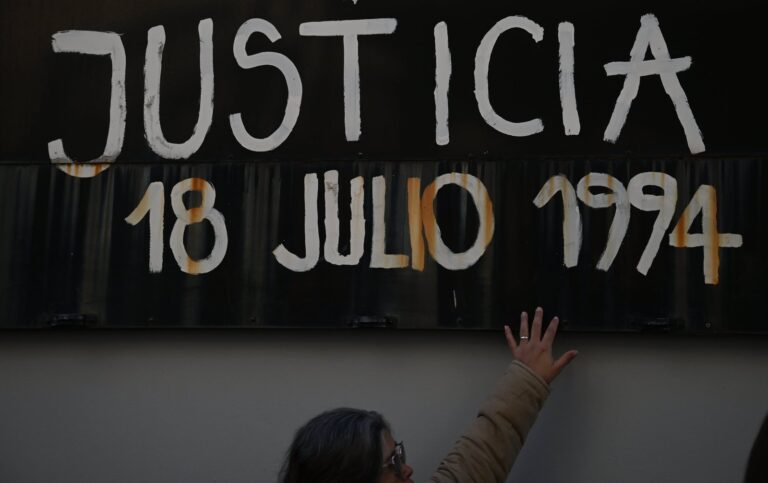Edificio de la AMIA en Buenos Aires con carteles de homenaje a las víctimas del atentado de 1994