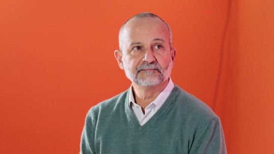 Adrián Pignatelli sosteniendo su libro Temerarios, idealistas y aventureros