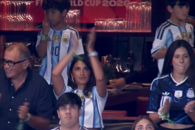 Antonela Roccuzzo y sus hijos en el palco del Mercedes-Benz Stadium con la camiseta de la selección argentina