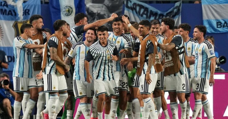 Jugadores de Argentina y Egipto en el campo de juego durante un partido de fútbol