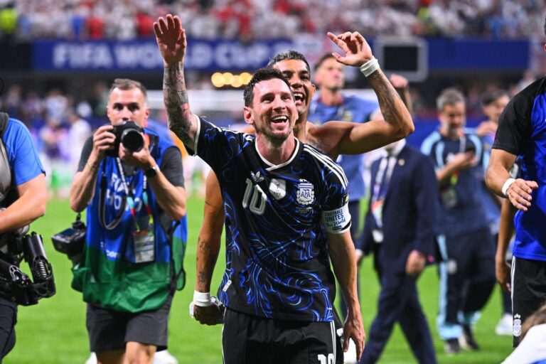 Jugadores de la selección argentina celebrando en el campo de juego