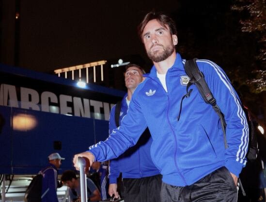 Jugadores de la selección argentina descendiendo del micro en Atlanta, con hinchas al fondo