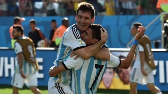 Jugadores de Argentina y Suiza en partido de fútbol