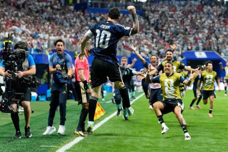 Jugadores de la selección argentina celebrando un gol durante el partido contra Inglaterra en el Mundial 2026