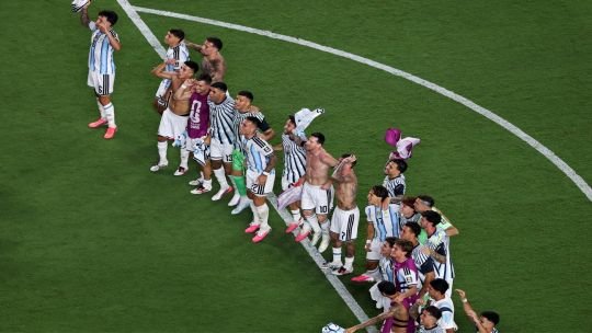 Jugadores de Argentina e Inglaterra en un partido de fútbol