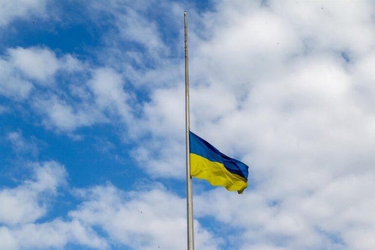 Edificio residencial dañado tras ataque aéreo en Kiev