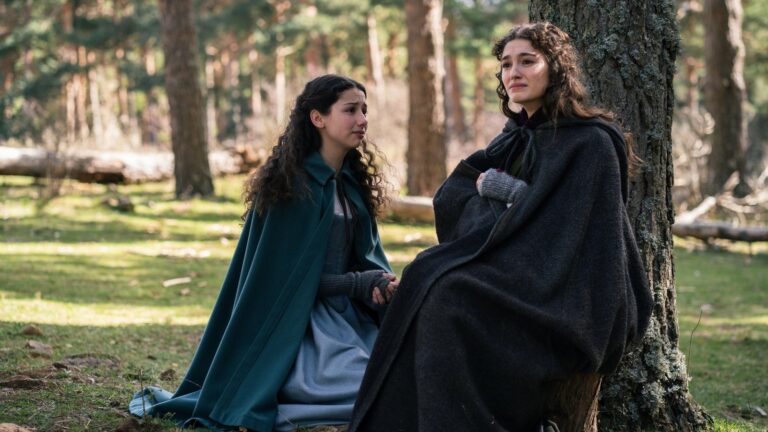 Escena de la serie Valle Salvaje con personajes en el palacio
