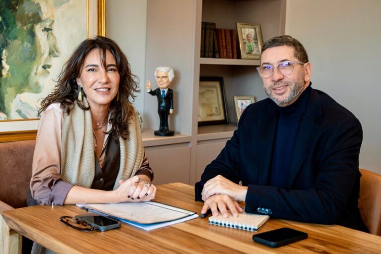 Reunión entre Juan Manuel Olmos y Natalia de la Sota en Córdoba