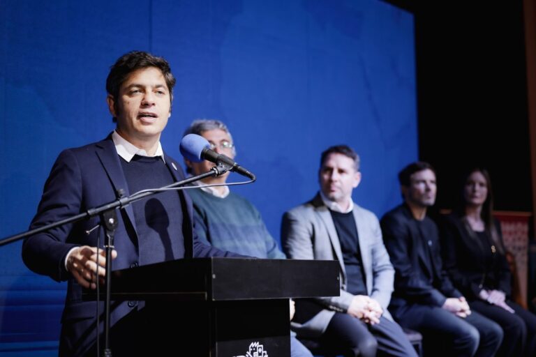 Axel Kicillof habla en un encuentro del Movimiento Derecho al Futuro en La Plata