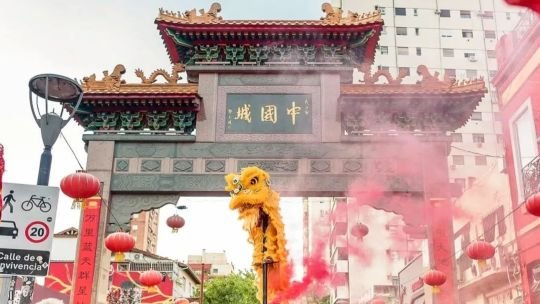 Arco de ingreso al Barrio Chino de Buenos Aires, en Juramento y Arribeños, con dragones ornamentales y tejas chinas