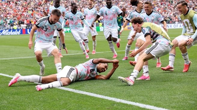 Jugadores de Bélgica celebrando tras el gol de penal de Youri Tielemans contra Senegal en el Mundial 2026