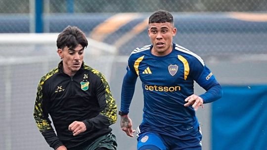 Jugadores de Boca Juniors en el campo de juego del predio de Ezeiza durante un amistoso