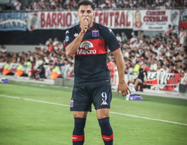 David Romero, delantero de Tigre, durante un partido