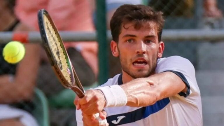 Román Burruchaga jugando un partido de tenis