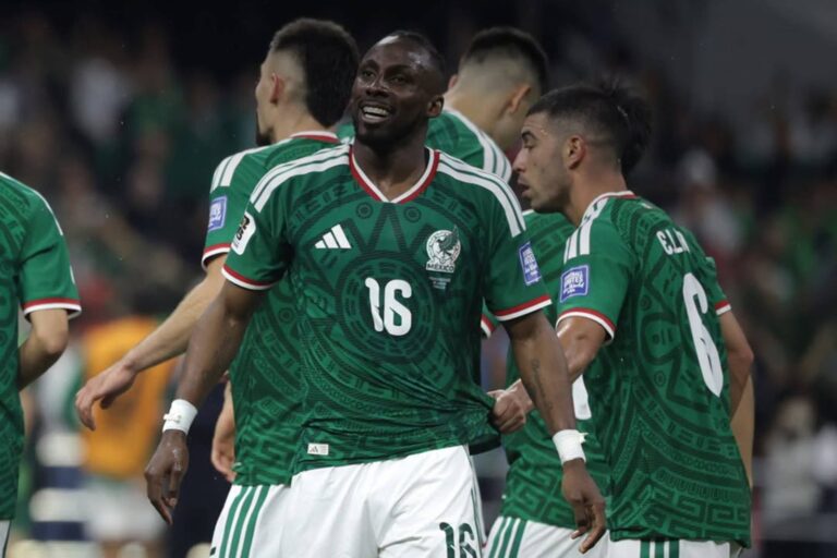Estadio Azteca con aficionados durante partido de México en Mundial 2026