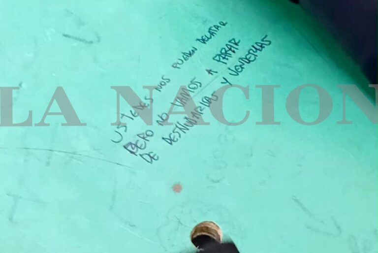 Estudiantes en el frente de la Escuela Superior de Comercio Carlos Pellegrini