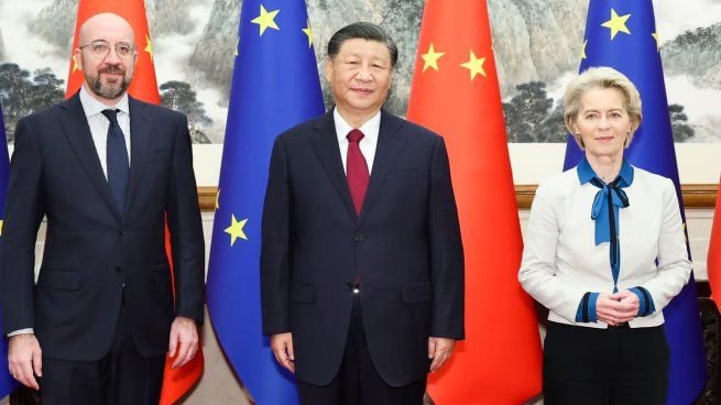 Bandera de la Unión Europea y de China en un contexto de reuniones diplomáticas