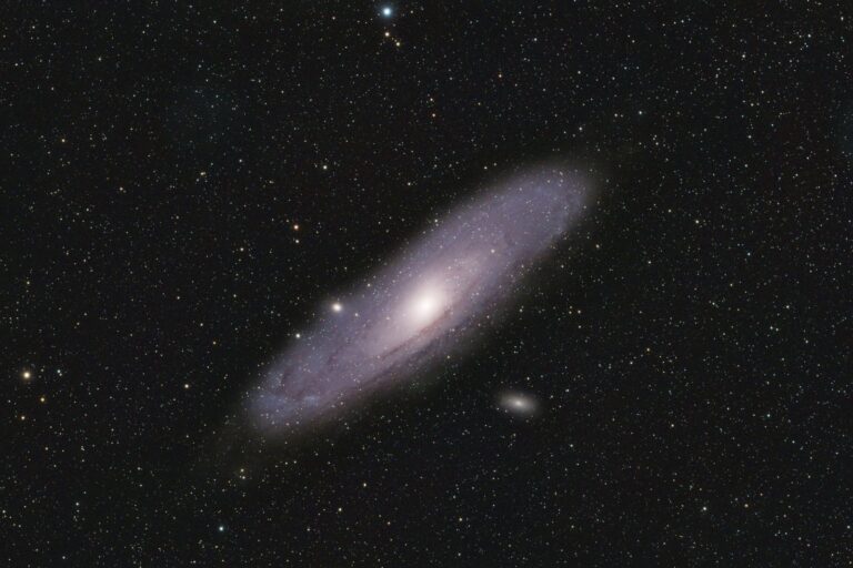 Imagen de la galaxia TGSSJ1530+1049 captada por el Telescopio Espacial James Webb