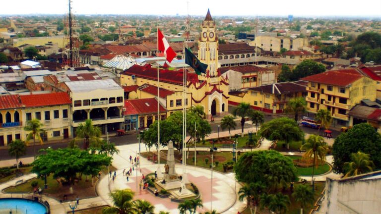 Vista de la ciudad de Iquitos con cielo nublado