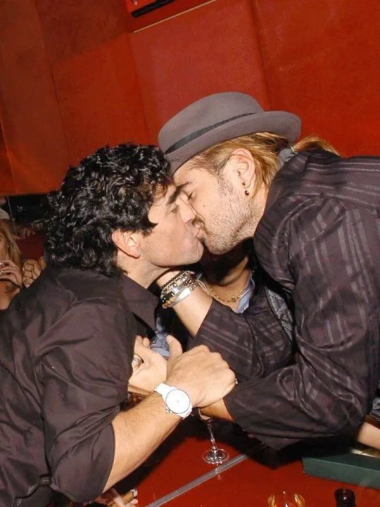 Colin Farrell y Diego Armando Maradona en un boliche en Buenos Aires, 2005