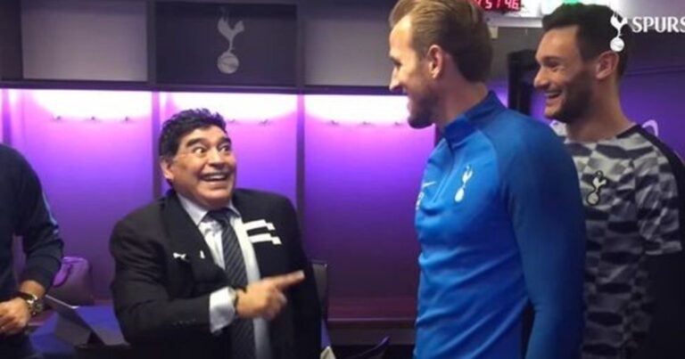 Diego Maradona en el vestuario del Tottenham con Harry Kane en 2017