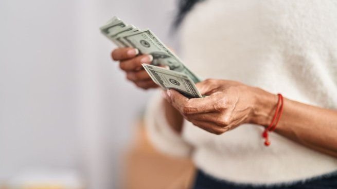 Billetes de dólar apilados sobre una superficie