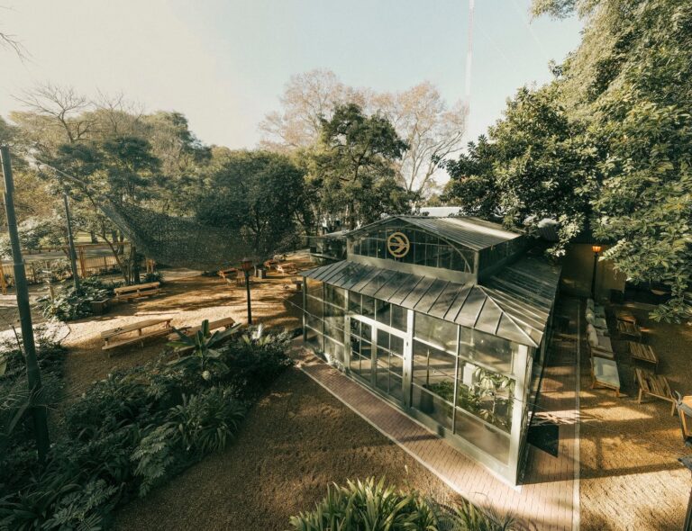 Vista del predio Casa Futuro en los bosques de Palermo, con su invernadero restaurado y áreas verdes