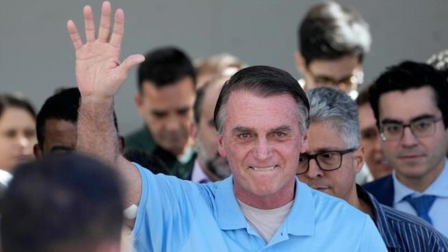 Jair Bolsonaro en su residencia de Brasilia bajo prisión domiciliaria