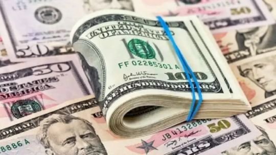 Pizarra con cotizaciones del dólar en Argentina