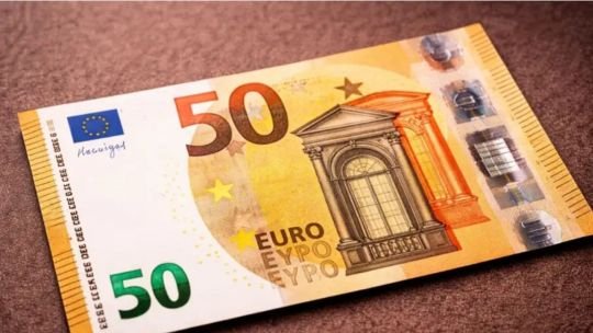 Billetes de euro y pesos argentinos sobre una mesa