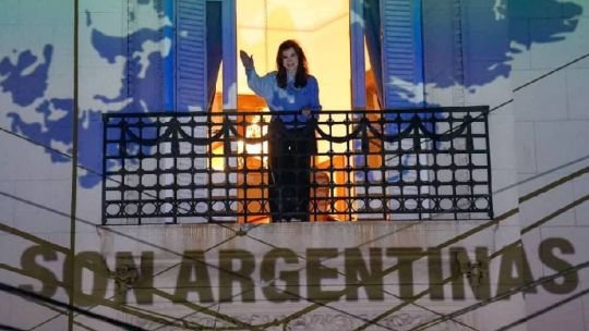 Cristina Kirchner en el balcón de su domicilio con proyección de las Islas Malvinas