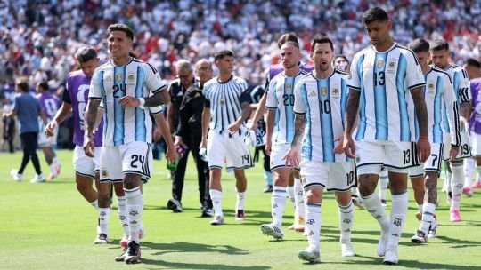 Jugadores de la Selección argentina en el campo de juego tras la final del Mundial 2026