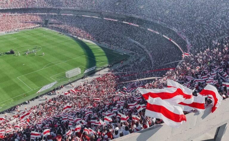 Escudo de River Plate sobre fondo rojo