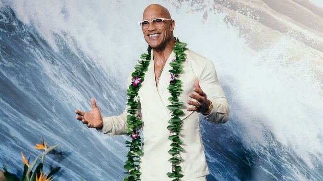 Dwayne Johnson sonriendo en un evento público