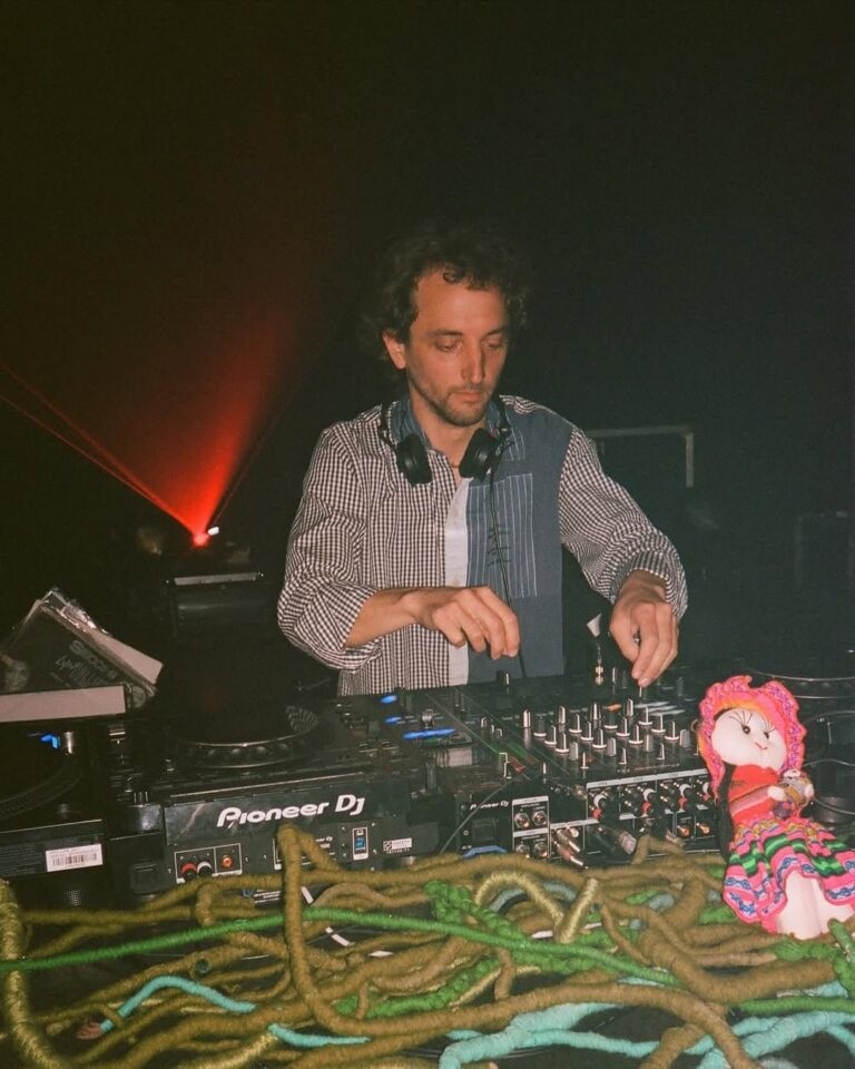 Andrés Balaciano en la cabina de DJ con vinilos