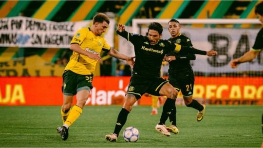 Jugadores de Defensa y Justicia y Aldosivi durante el partido en el estadio Norberto Tomaghello