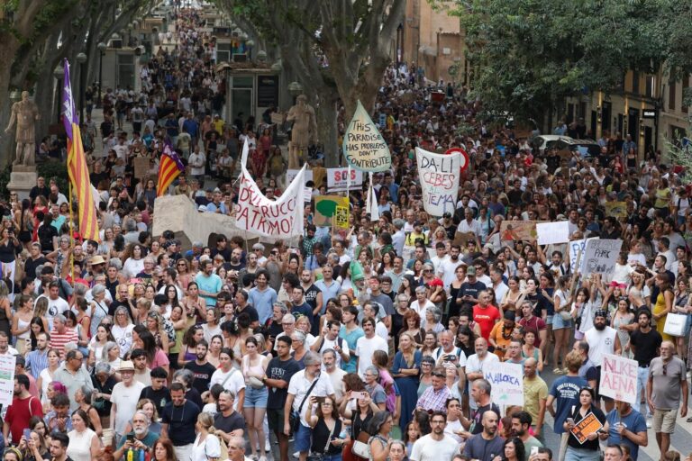 Manifestación contra el turismo masivo en Palma con presencia policial