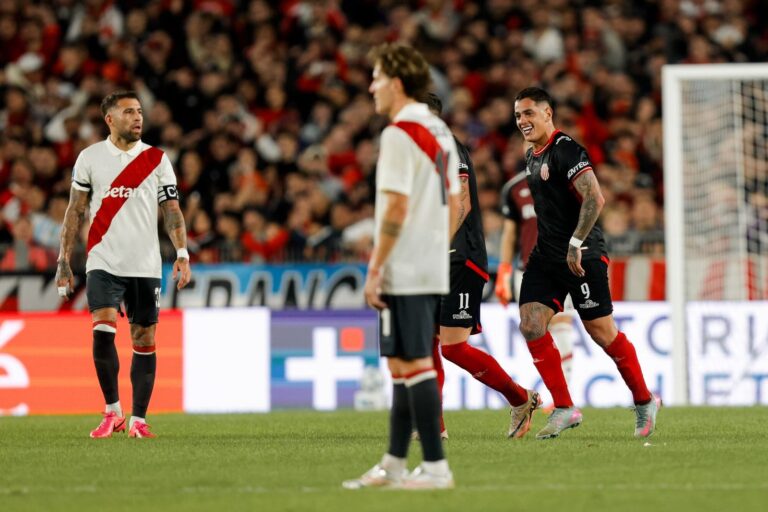 Fotografía de Gonzalo Morales durante un partido de fútbol con la camiseta de Barracas Central