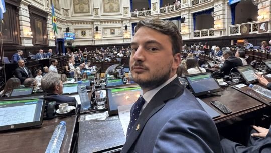 Fachada de la Legislatura de la provincia de Buenos Aires, con banderas argentinas