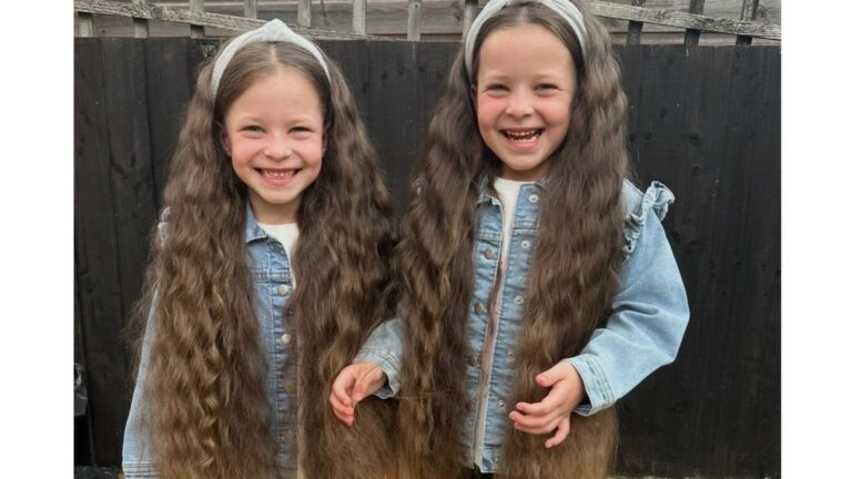 Gemelas Willow e Isla con cabello largo hasta las rodillas