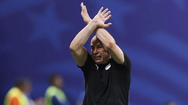 Hossam Hassan, entrenador de Egipto, con los brazos cruzados durante el partido ante Argentina